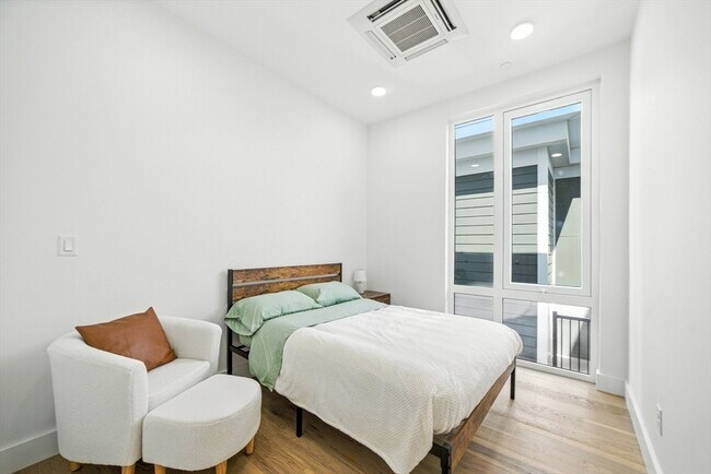 Building Photo - 38 Hichborn St