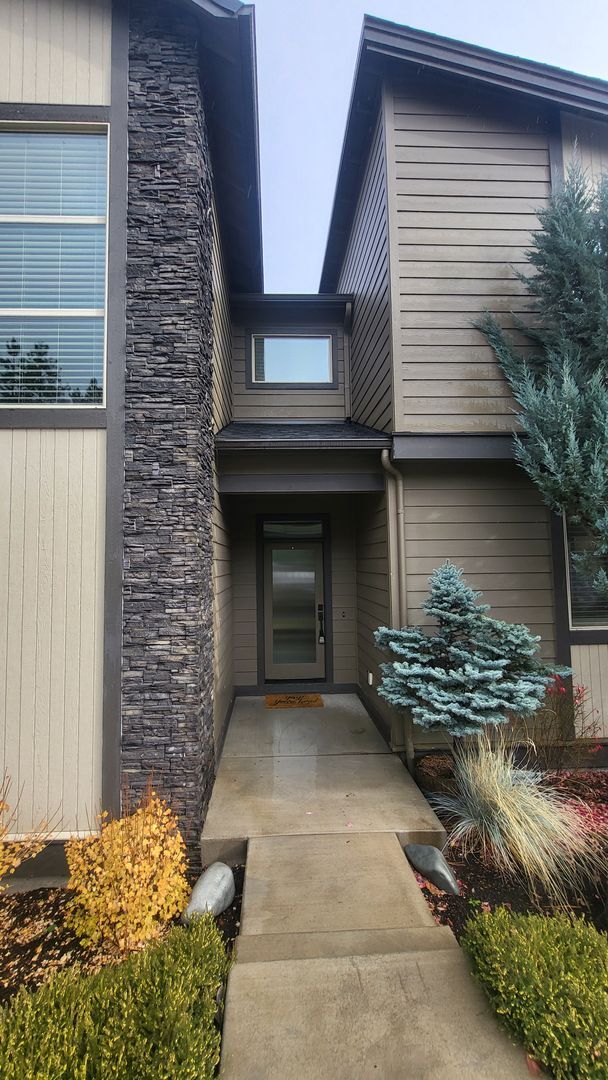 Building Photo - 3 Bed 2.5 bath plus bonus-Fenced-corner lo...