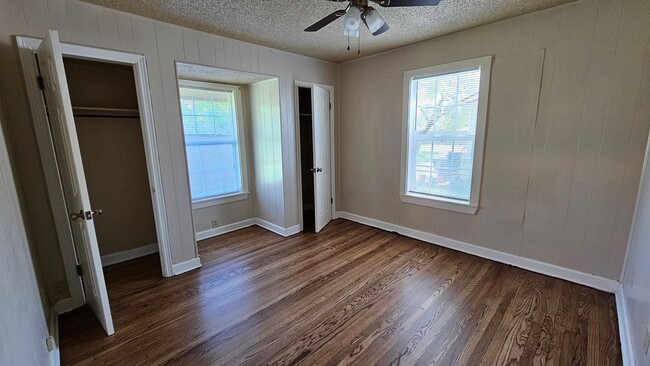 Building Photo - 3 bedroom, 1 bath, NEW hardwood floors!