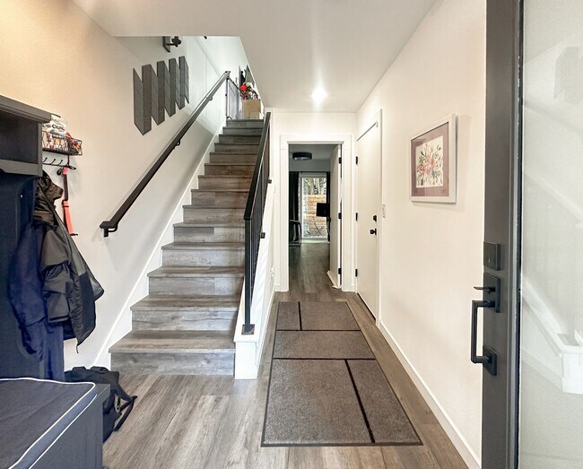 Building Photo - Modern 3 bed/ 2.5 bath townhome in Ballard!