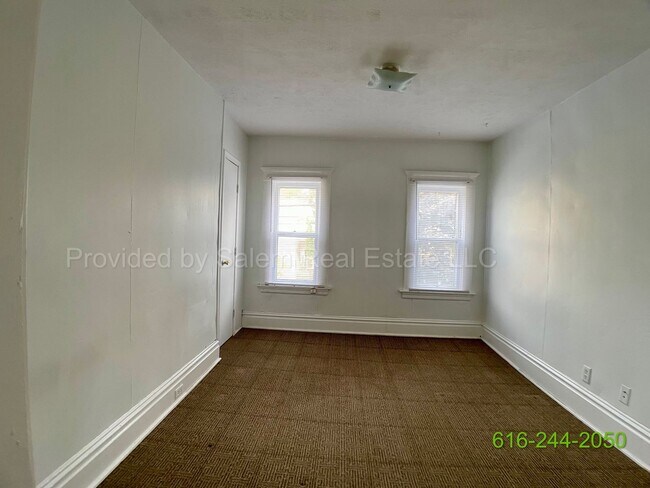 Building Photo - 344 Diamond Ave SE