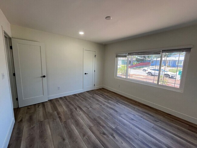 Building Photo - Remodeled in 2025!! Modern Big 7 Bedroom H...