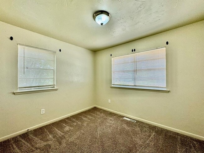 Building Photo - 528 N Baumann Ave