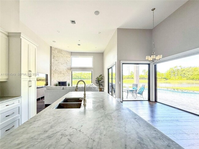 Building Photo - 400 Alexandra Cir