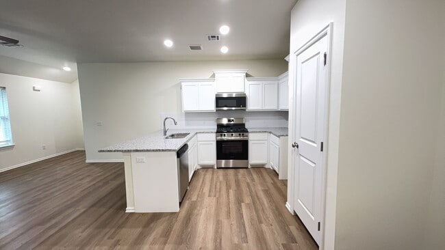 Building Photo - 3 Bedroom 2 Bath 2 Car Garage Duplex in Gr...