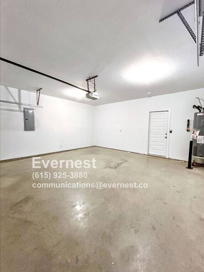 Building Photo - 4-Bedroom, 2-Bathroom Home in a Convenient...