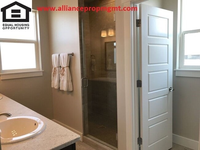 Building Photo - Spectacular 4-bedroom home in great location!