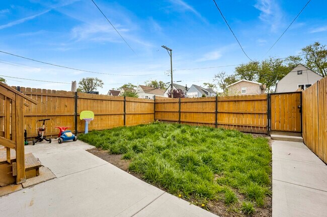 Building Photo - 1821 N Tripp Ave