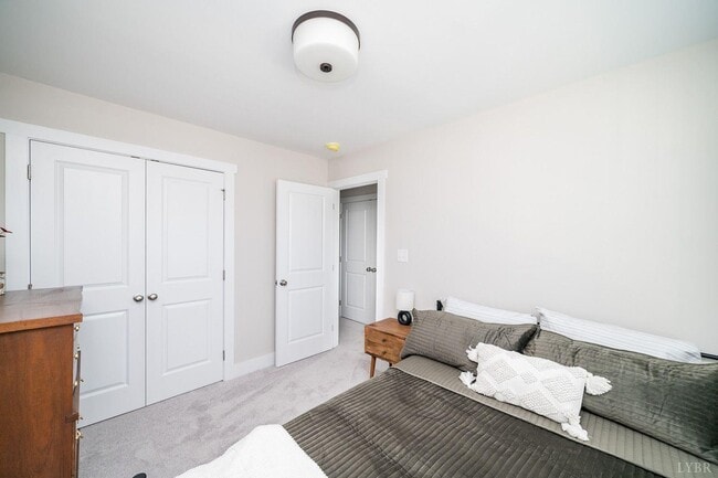 Building Photo - 16 Villa Ct