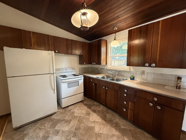 Building Photo - Single Family Home Available for Rent!