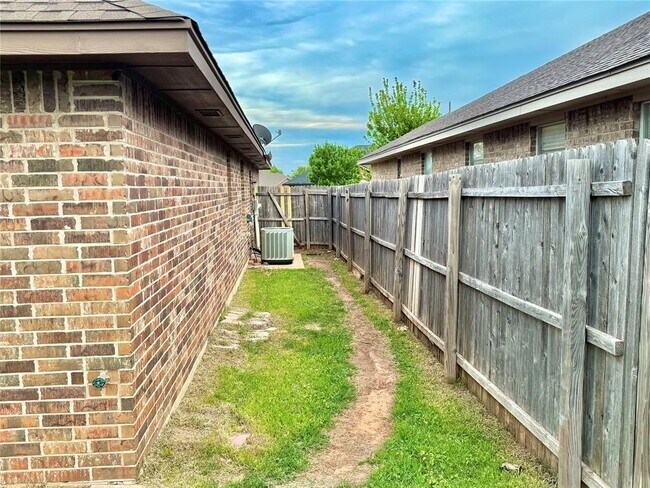 Building Photo - 8121 Hillers Rd