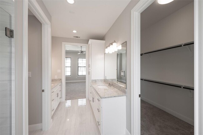 Building Photo - 3327 Beverly Frst Dr