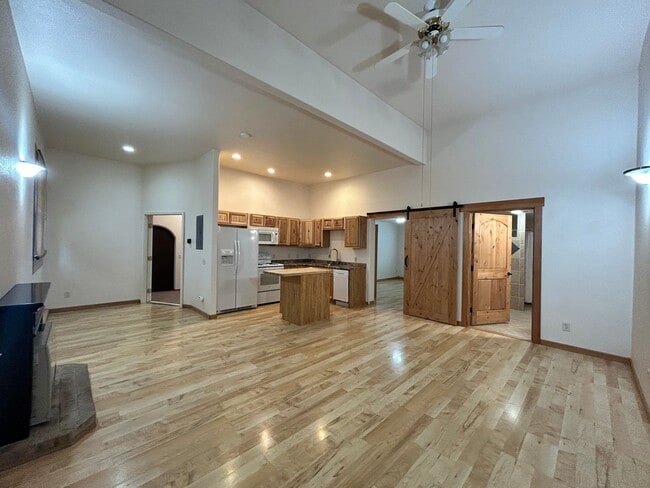 Building Photo - 1 bed 1 bath Duplex in South Hamilton with Large Shop