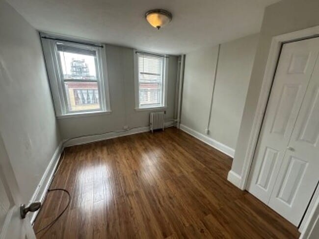Building Photo - NORTH E. 2 BR Apartment - 6/1/26