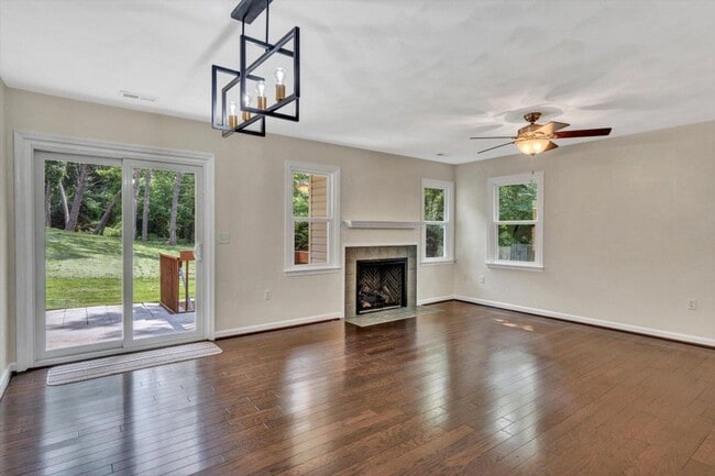 Building Photo - Spacious Roanoke County Townhouse