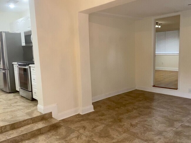 Building Photo - Euclid/Woodlawn Roommate Dream 4/3 home