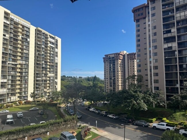 Building Photo - Highlander 1 Bedroom with Parking, Washer/Dryer in unit