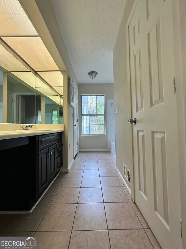 Building Photo - 1011 Hampton Hill Ct