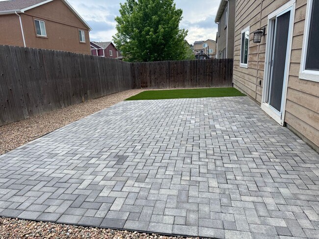 Building Photo - Everything you need! 3 bed/2.5 bath, 2-car garage