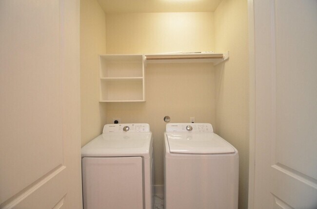 Building Photo - 2616 Riverside Dr