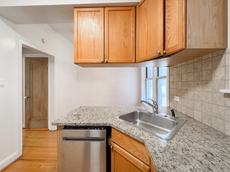 Building Photo - 522 W Surf St