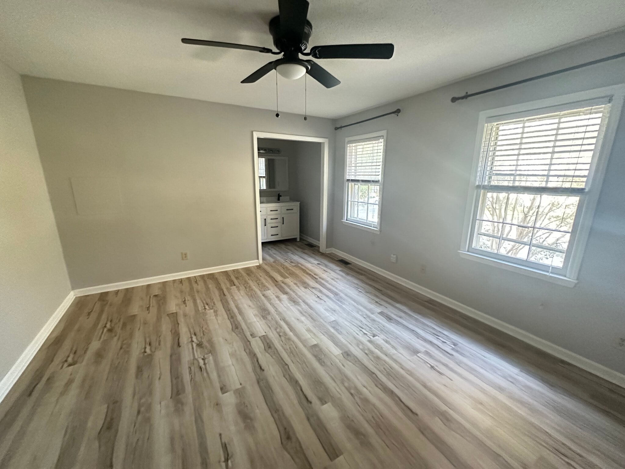 Large primary suite - 910 Dolphin Ct