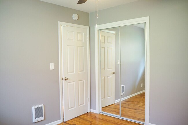 Building Photo - Near OHSU: Classic Corner 2 Bedroom w Larg...