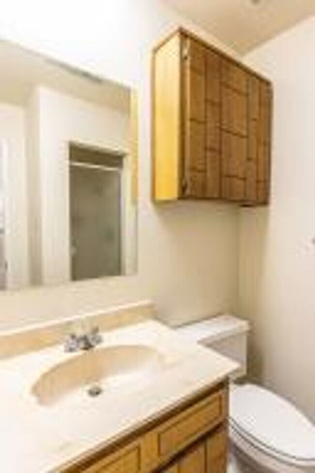 Building Photo - Cozy 3 Bedroom 2 Bath