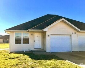 Building Photo - Wonderful Duplex in Clever MO - Available Now
