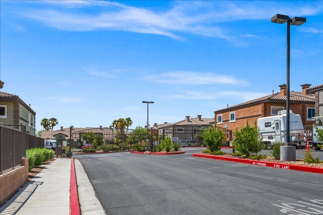 Building Photo - FABULOUS 2 STORY TOWNHOME!