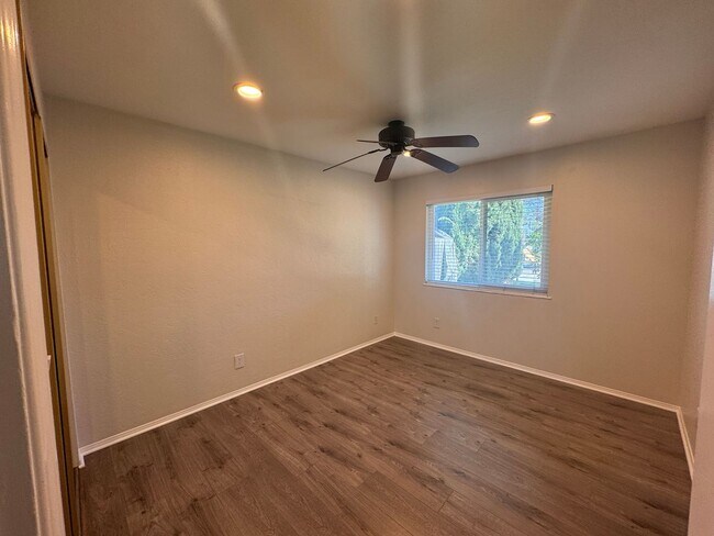 Building Photo - Charming RE-MODELED 3 bed / 2 bath home