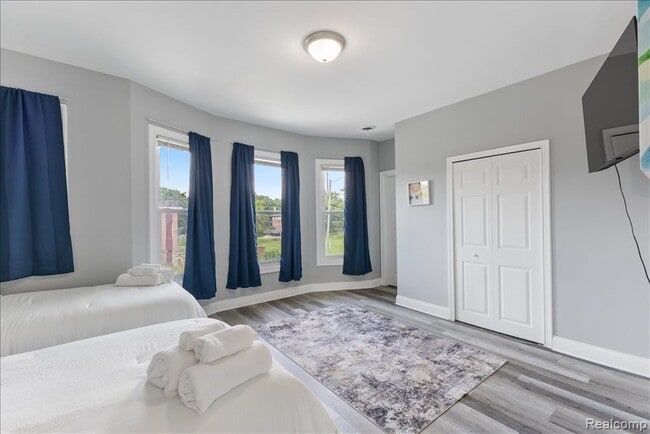 Building Photo - 885 Clairmount Ave