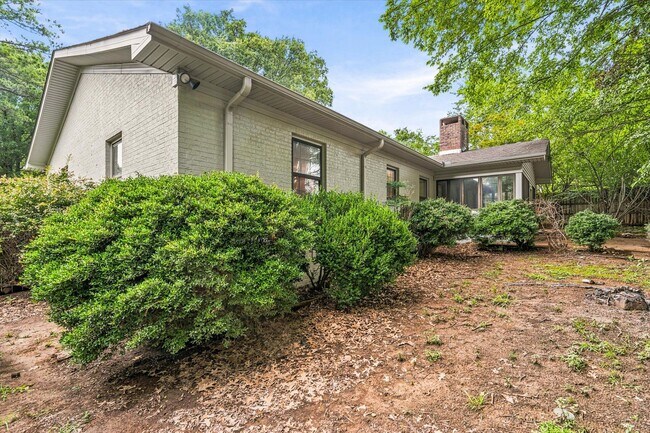 Building Photo - 4-BED, 2-BATH ALL-BRICK HOME NEAR JONESBORO COUNTRY CLUB!