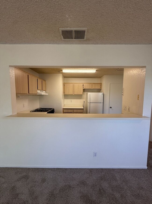 Building Photo - Centrally Located Las Palmas Upstairs Cond...