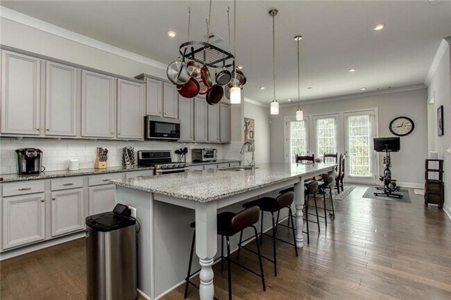 Building Photo - Large 3 Bedroom Luxury Townhome on Silver ...
