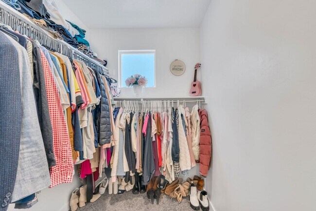 Building Photo - Lar-38 N Heading Row Saratoga Springs, UT 84043