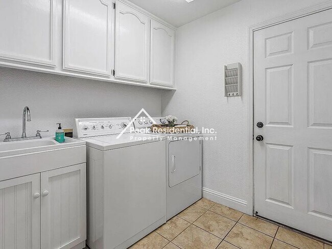 Building Photo - Updated 4bd/2ba Folsom Home with 3 Car Gar...