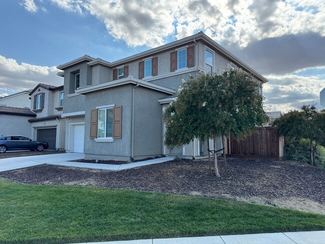 Building Photo - NOW AVAILABLE!! BEAUTIFUL HOME IN GATED COMMUNITY OF PATTERSON