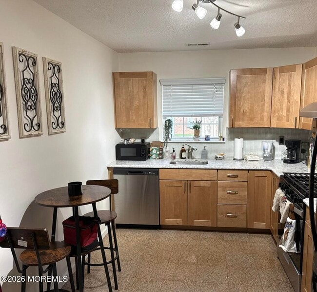 Building Photo - 180 Tulip Ln