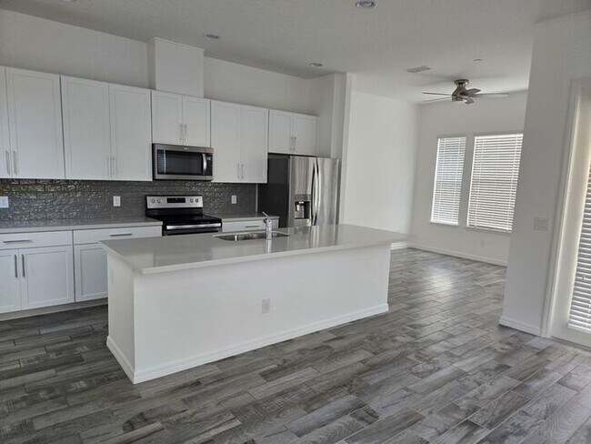 Building Photo - Stunning Three-Story Townhome, Located in the Heart of Altamonte Springs!