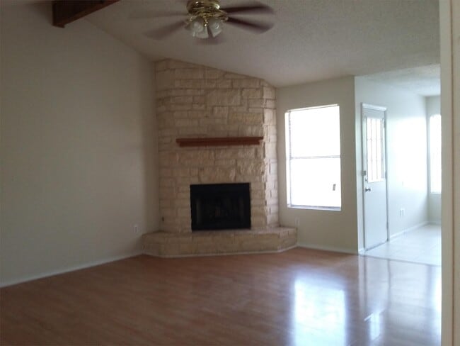 Building Photo - 1915 Ramona Cir