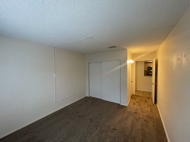 Building Photo - GREAT 2 BEDROOM 2 BATH LOCATED NEAR SUMMERLIN