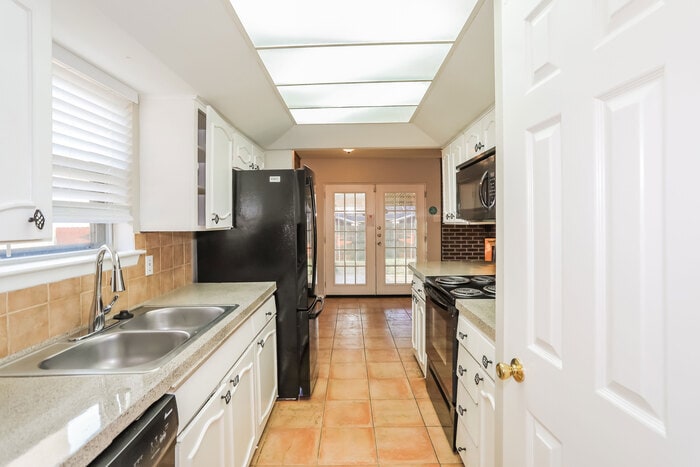 Building Photo - 2614 Chevy Chase Dr