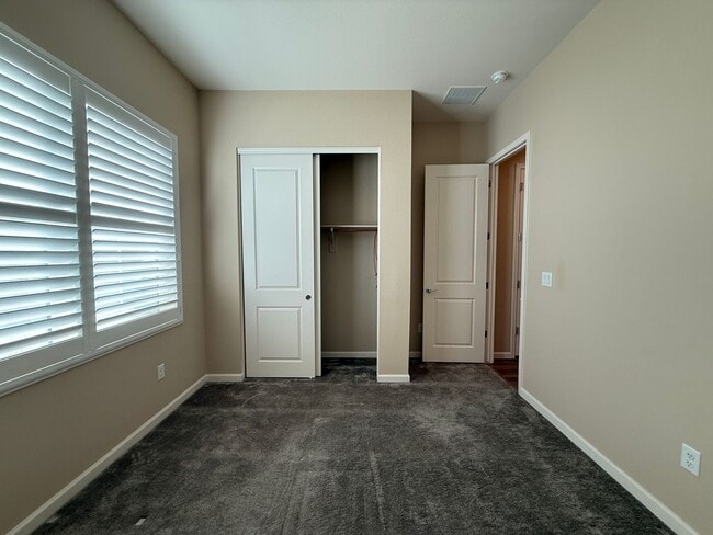 Building Photo - Experience refined living in this beautifully appointed 4-bedroom + den, 3-bath executive residence.