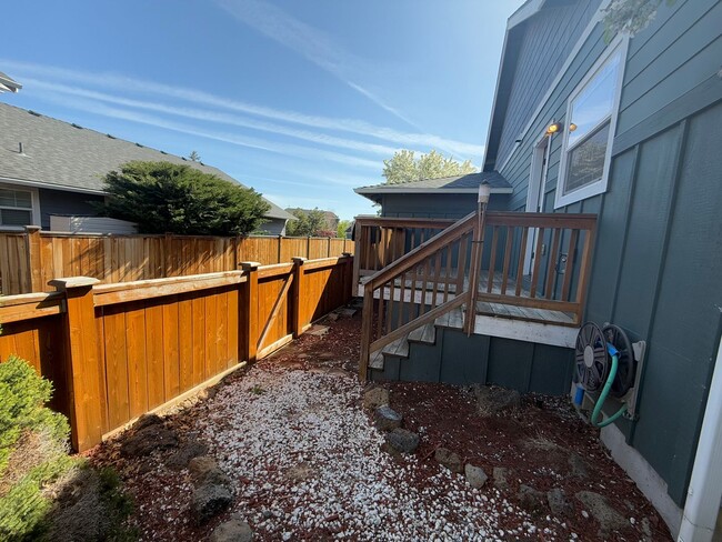 Building Photo - Wonderful 3 Bed/2.5 Bath Home in NE Bend -...