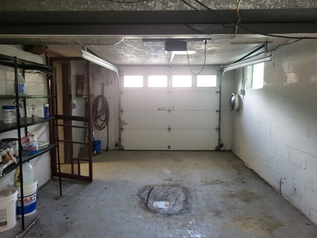Building Photo - 3 bedroom, 1.5 bath ranch in Penn Hills!