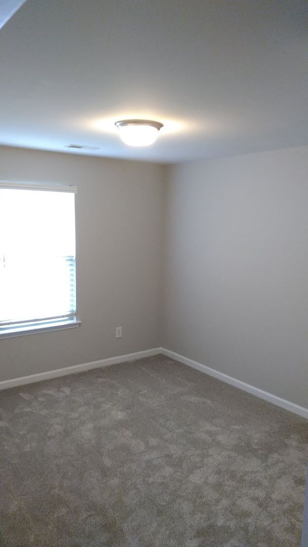 Building Photo - Like New Townhome in Stallings!