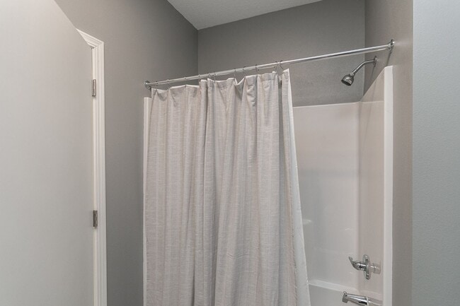 Building Photo - Fully Furnished Townhome Blocks Away From Downtown