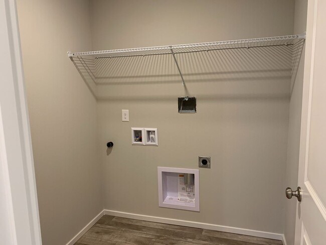 Building Photo - Gorgeous  4 Bed 2.5 Bath Home in Camas! Union School District! Laminate Floors Throughout Main! S...