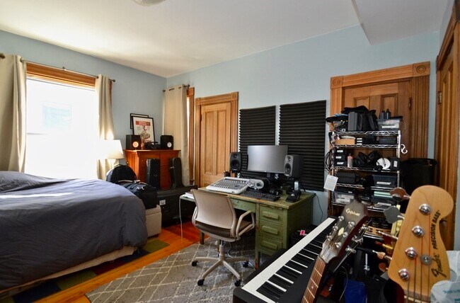 Building Photo - 106 Summer St